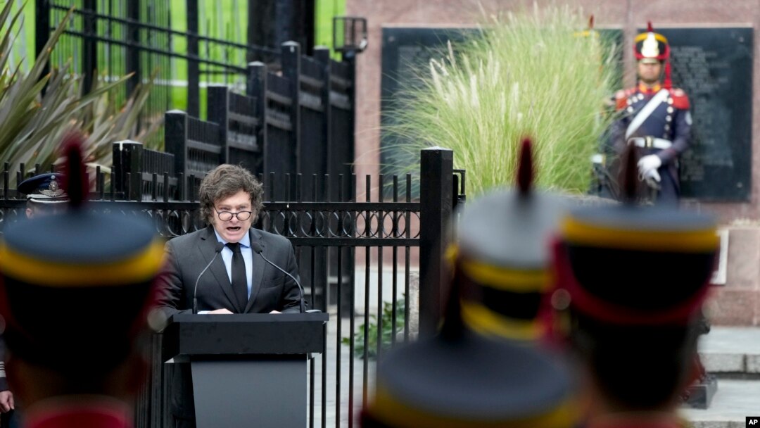 ARCHIVO: El presidente argentino, Javier Milei, habla en la ceremonia oficial de conmemoración del 42 aniversario del conflicto entre Argentina y Gran Bretaña por las Islas Malvinas o Malvinas en un monumento a los caídos en Buenos Aires, Argentina, el martes 2 de abril de 2024.