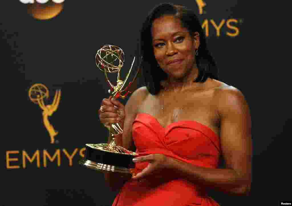 Aktris Regina King bersama piala untuk aktris pendukung terbaik dalam mini seri untuk perannya dalam &quot;American Crime&quot; (18/9). (Reuters/Mario Anzuoni)