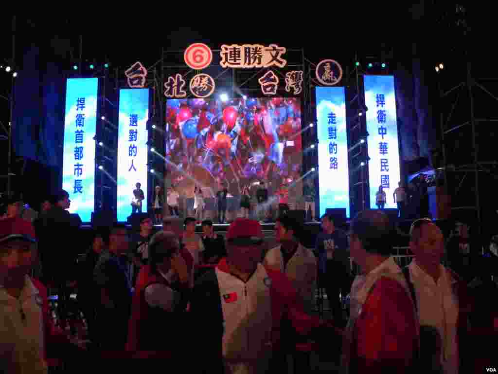 连胜文的候选人投票号码为6号，蓝营喜欢它，因为“六六大顺” (美国之音许波拍摄)