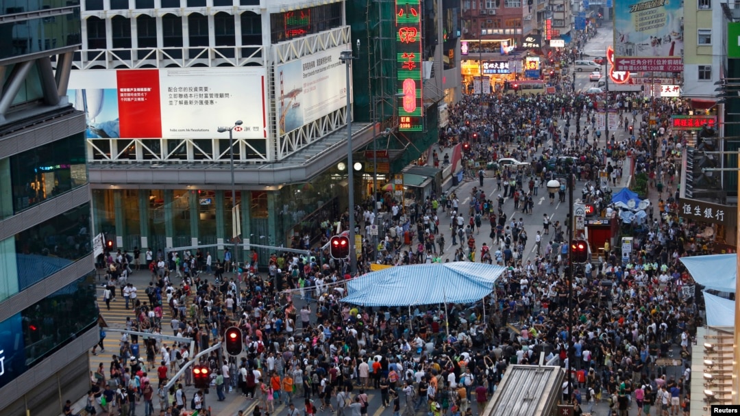 Demonstranti blokiraju glavnu raskrsnicu u prometnoj četvrti Mongkok