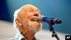 Pete Seeger menyanyi dalam konser Farm Aid 2013 di Saratoga Performing Arts Center, Saratoga Springs, N.Y. (Foto: Dok)