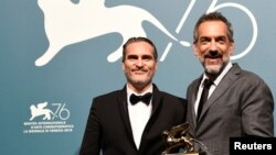 El director Todd Phillips posa junto a Joaquin Phoenix, con el León de Oro a la Mejor Película que ganó en la edición 76 del Festival de Cine de Venecia, el 7 de septiembre de 2019. Reuters/Piroschka van de Wouw.