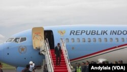 Presiden Joko Widodo tiba di lanud Halim Perdanakusuma Jakarta, Senin, 27 April 2015, usai menghadiri KTT ASEAN di Kuala Lumpur Malaysia. (Photo:VOA/Andylala)