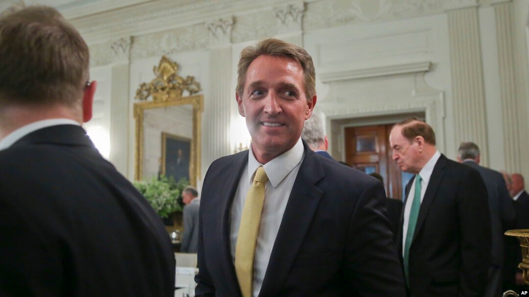 Senator Jeff Flake (tengah) saat menghadiri acara makan siang dengan Presiden Donald Trump dan para senator lainnya, 19 Juli 2017. (Foto:dok)