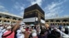 FILE - Para jemaah mengelilingi Ka'bah, saat menunaikan ibadah haji tahunan, di Mekah, Arab Saudi, 1 Juli 2023. (AP/Amr Nabil)