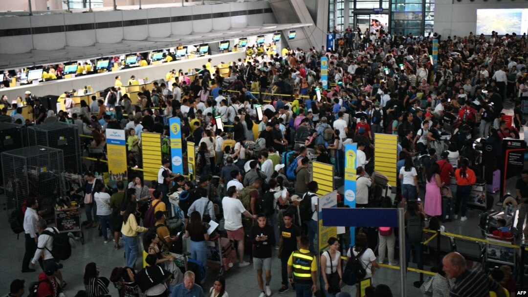 Hành khách chen chúc nhau trước quầy khởi hành của hãng hàng không Cebu Pacific tại Sân bay Quốc tế Ninoy Aquino ở Manila, Philippines, vào ngày 19/7/2024.