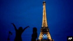 Amarilees Bolorin (izquierda) se saca una selfie con una amiga frente a la Torre Eiffel en la víspera de la inauguración de los Juegos Olímpicos de París, el jueves 25 de julio de 2024.