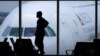 En esta foto de archivo del 18 de febrero de 2021, un pasajero espera su vuelo en el Aeropuerto Internacional Hartsfield-Jackson de Atlanta. Las aerolíneas han denunciado al menos 3.000 casos de pasajeros revoltosos desde el 1 de enero, según un vocero de