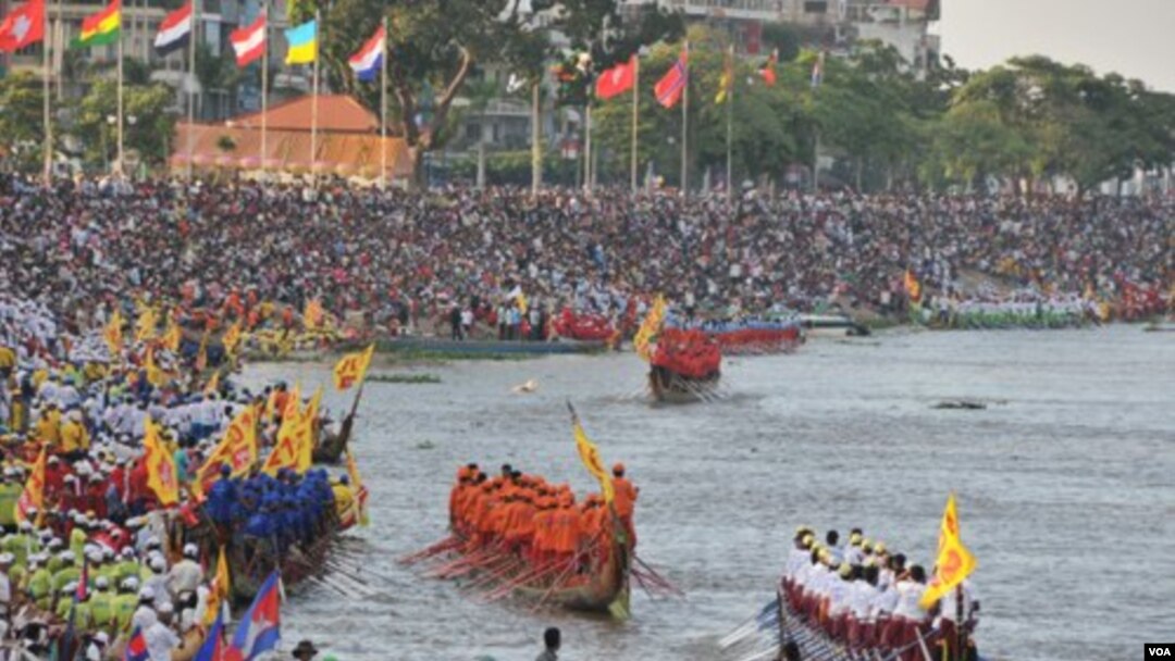 Festival perahu tradisional di Kamboja tahun ini memakan korban akibat kepanikan massal saat berdesakan di sebuah jembatan gantung.