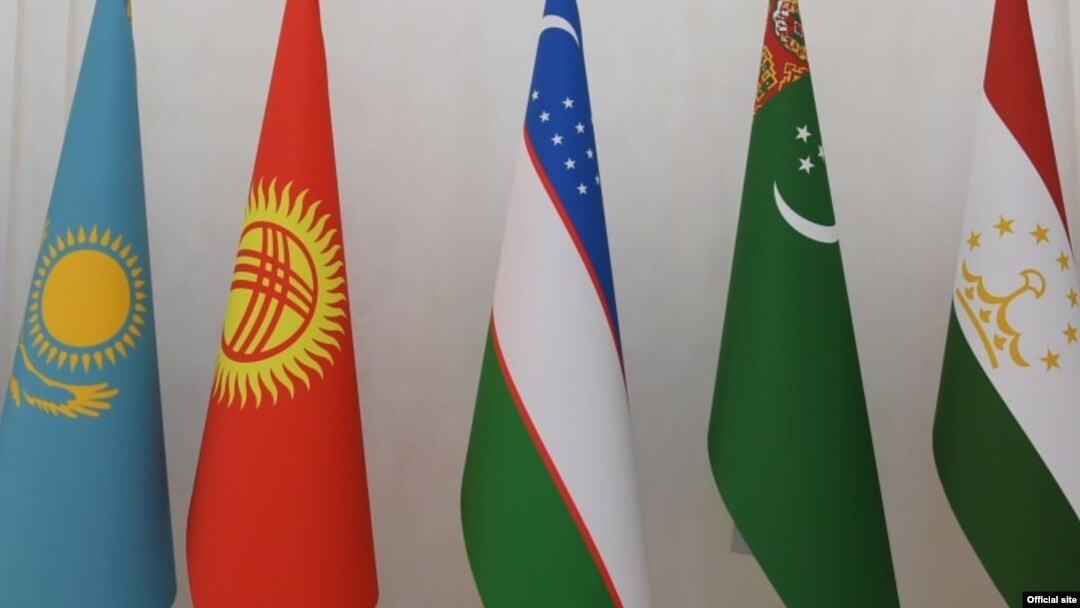 Besh davlatdan tashkil topgan Markaziy Osiyo mintaqaviy miqyosda hamkorlikni belgilovchi biror tashkilotga ega emas, ammo qudratli davlatlar ishtirokidagi turli yirik tuzilmalar, ittifoqlarga a’zo.