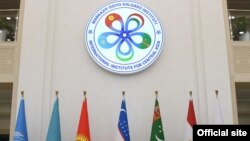 د پيټزبرګ پوهنتون د سنټر فار ګورننس اينډ مارکېټېنګ مشره جينېفر برېک مورتازاشوېلې وايي روس د اوږدو نه په خصوصي توګه د سيمې په پينځو هېوادونو ډېر اثر لري 