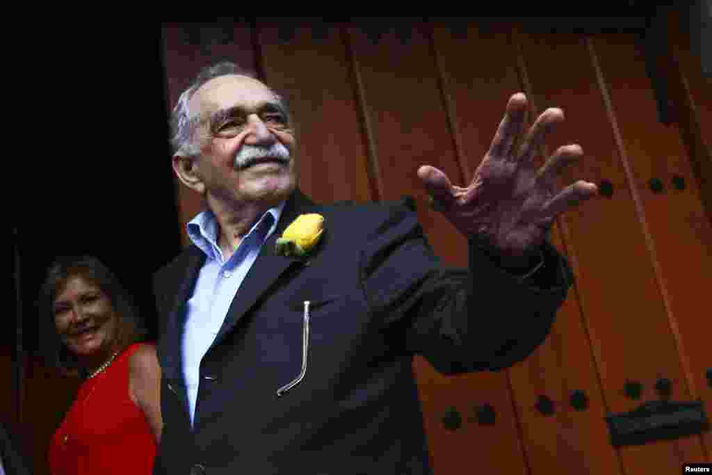 Gabriel Garcia Marquez greets journalists and neighbours on his birthday outside his house in Mexico City March 6, 2014.