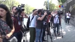 «S.O.S Սևան» նախաձեռնության անդամները Ազագին ժողովի մոտ բողոքում էին Սևանից հավելյալ ջրի բացթողման դեմ