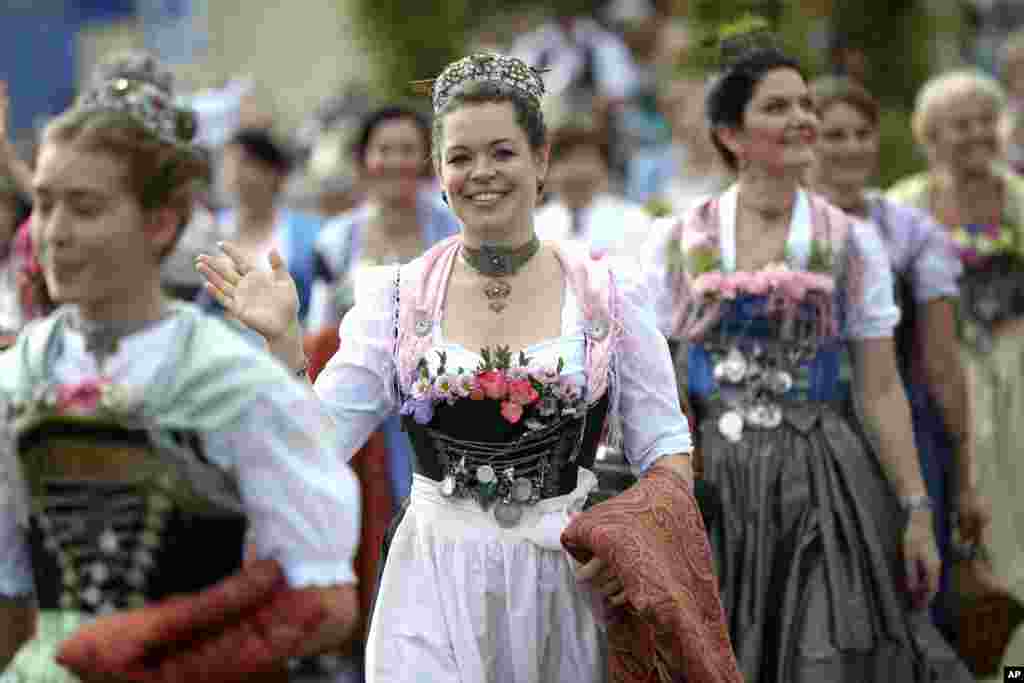 زنان در جشن آبجوخوری&nbsp;اکتُبِرفِست یک لباس سنتی منطقه باواریا را به تن می کنند. هر سال در آخر سپتامبر و در آغاز ماه میلادی اکتبر، این جشن در مونیخ برگزار می شود. دست کم شش میلیون نفر در آن حضور میابند.&nbsp;