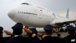 Para pilot Garuda Indonesia memberi hormat pada acara perpisahan pengoperasian pesawat Boeing 747 terakhir di Bandara Soekarno-Hatta, 9 Oktober 2017. (Foto: Dita Alangkara/ AP)