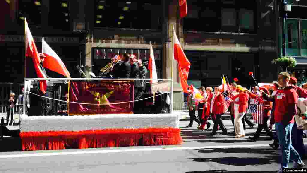 ብቀይሕን ጻዕዳን ዘሸብረቐ ካርኒቫል ከተማ ኒውዮርክ (Fifth Avenue)