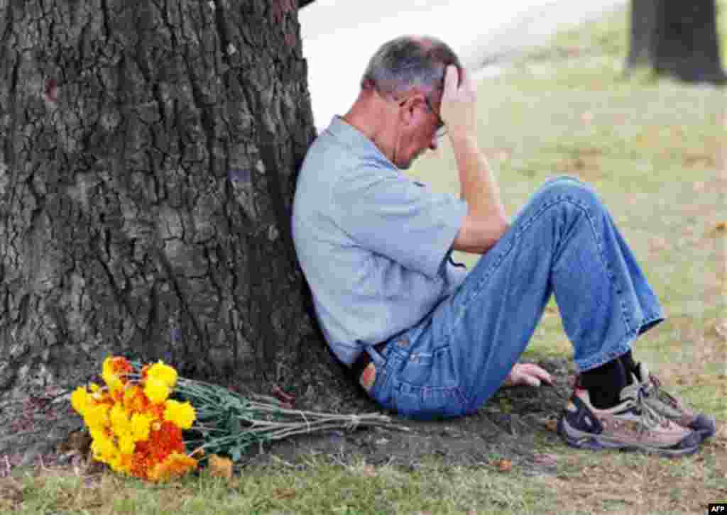 New Zealanders stopped at 12:51 p.m. local, to mark two minutes silence exactly one week after last Tuesday's magnitude 6.3 earthquake in Christchurch. (AP/Mark Baker)