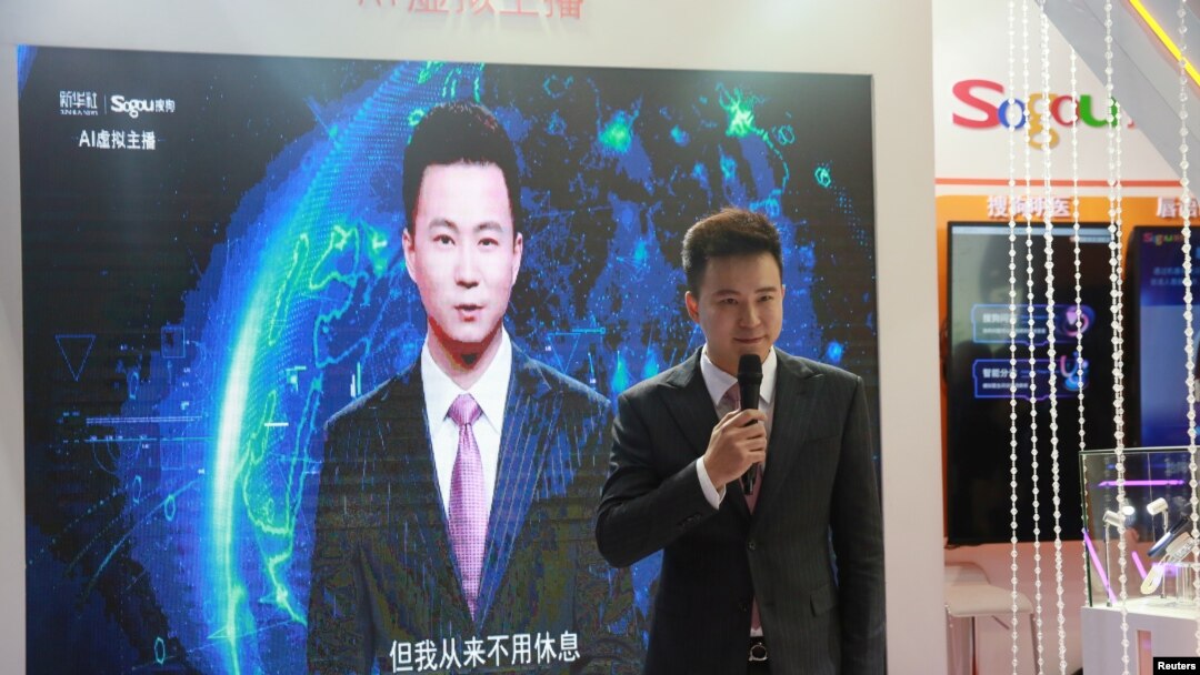 El locutor de noticias de Xinhua, Qiu Hao, derecha, junto a una imagen virtual de él en la Quinta Expo Mundial sobre Internet en Jiaxing, China, 7-11-18.