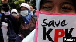 Para mahasiswa berunjuk rasa mendukung KPK, 3 November 2009. (Foto: Reuters)