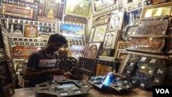 A Boy is decorating Wall Clock Frame for sale in Karachi