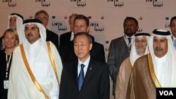 Sekjen PBB Ban Ki-Moon bersama Putra Mahkota Qatar Sheikh Tamim bin Hamad al-Thani dan delegasi lain menghadiri pertemuan internasional untuk Libya di Doha, Qatar (13/4).