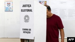 Eleitor vota em São Paulo, Brasil, 6 outubro 2024 