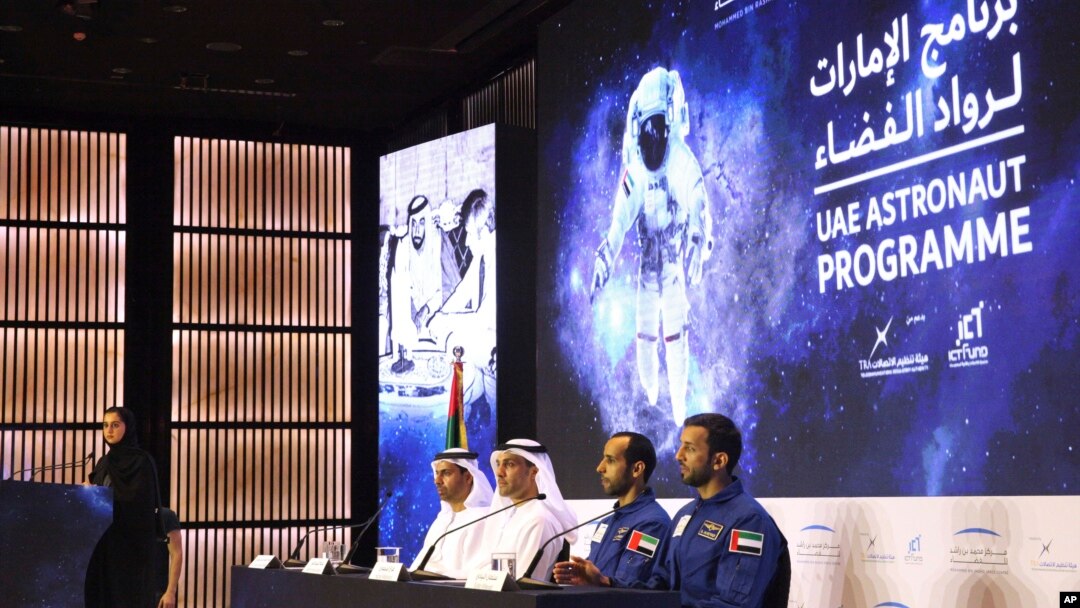 Astronot UEA pertama, Sultan al-Neyadi (kanan) dan astronot Hazza al-Mansoori (dua dari kanan) memberikan keterangan kepada media di Dubai, Uni Emirat Arab, 25 Februari 2019. (Foto: dok).