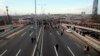 Para pengunjuk rasa berkumpul di sebuah jalan bebas hambatan di Belgrade, Serbia, Sabtu, 27 November 2021. (Foto: AP/Milos Miskov)