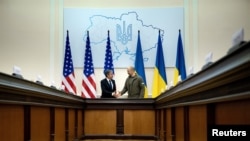 이틀 일정 방문을 위해 6일 우크라이나에 도착한 토니 블링컨(왼쪽) 미 국무장관이 데니스 슈미할 우크라이나 총리와 회동하고 있다. 
