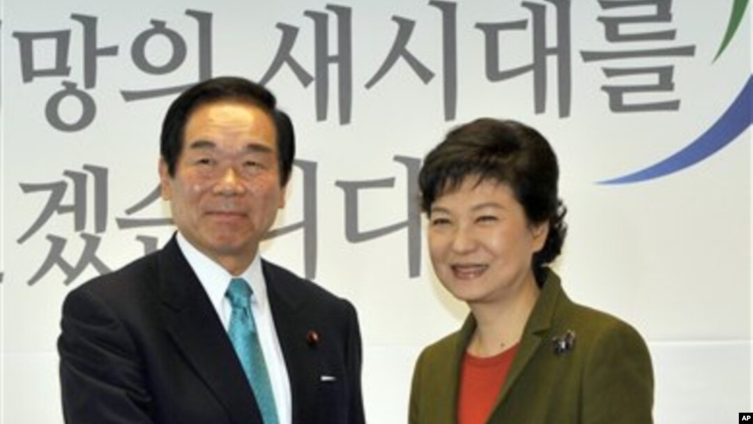 Presiden terpilih Korea Selatan Park Geun-hye (kanan), berjabat tangan dengan Fukushiro Nukaga, utusan khusus PM Jepang Shinzo Abe, mantan menkeu Fukushiro Nukaga di Seoul, 4 Januari 2013. (AP Photo/Jung Yeon-je, Pool)