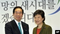 Presiden terpilih Korea Selatan Park Geun-hye (kanan), berjabat tangan dengan Fukushiro Nukaga, utusan khusus PM Jepang Shinzo Abe, mantan menkeu Fukushiro Nukaga di Seoul, 4 Januari 2013. (AP Photo/Jung Yeon-je, Pool)