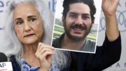 FILE - Debra Tice, ibu dari jurnalis Amerika Serikat Austin Tice yang diculik di Suriah pada tahun 2012, memegang potret lamanya saat konferensi pers di ibu kota Lebanon, Beirut, pada tanggal 20 Juli 2017. 