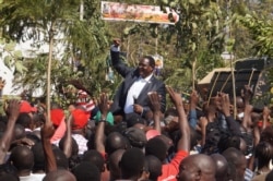 FILE - Opposition Malawi Congress Party leader Lazarus Chakwera addresses the protesters in Blantyre, July 25, 2019, where he said he would not relent until justice is done. (Lamek Masina/VOA)