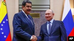 Presiden Venezuela Nicolas Maduro (kiri) saat diterima Presiden Rusia Vladimir Putin di kediamannya di luar Moskow, 5 Desember 2018 lalu (foto: ilustrasi).