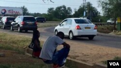 Immigrants in search of odd jobs line the streets in Gaborone. (Mqondisi Dube/VOA) 