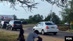 Immigrants in search of odd jobs line the streets in Gaborone. (Mqondisi Dube/VOA) 