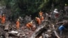 Para petugas SAR menyingkirkan puing-puing di tengah operasi pencarian menyusul tanah longsor akibat hujan deras di Shimla, negara bagian Himachal Pradesh, India, Kamis, 17 Agustus 2023. (Foto: Stringer/Reuters)