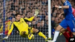 Kiper Liverpool, Brad Jones (kiri, berbaju kuning) berhasil menyelamatkan gawang dari tendangan pesepakbola Chelsea Fernando Torres (kanan) dalam pertandingan Liga Inggris Premier di Stamford Bridge Stadium, London, 11 November lalu (Foto: dok).