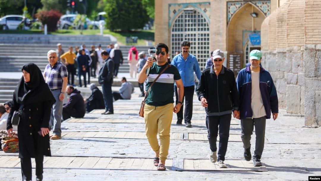 Warga Iran menikmati hari yang cerah di sepanjang Sungai Zayandeh Rud, pasca adanya laporan serangan Israel terhadap Iran, di Provinsi Isfahan Jumat (19/4). 