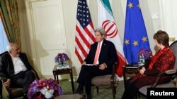 Menlu AS John Kerry (tengah), Utusan Uni Eropa Catherine Ashton (kanan) dan Menlu Iran Mohammad Javad Zarif dalam pertemuan di New York (25/9).