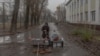 Un residente local llena botellas con agua en Pokrovsk, en la región oriental de Donetsk, el 11 de diciembre de 2024, en medio de la invasión rusa de Ucrania. (Foto de Roman PILIPEY / AFP)