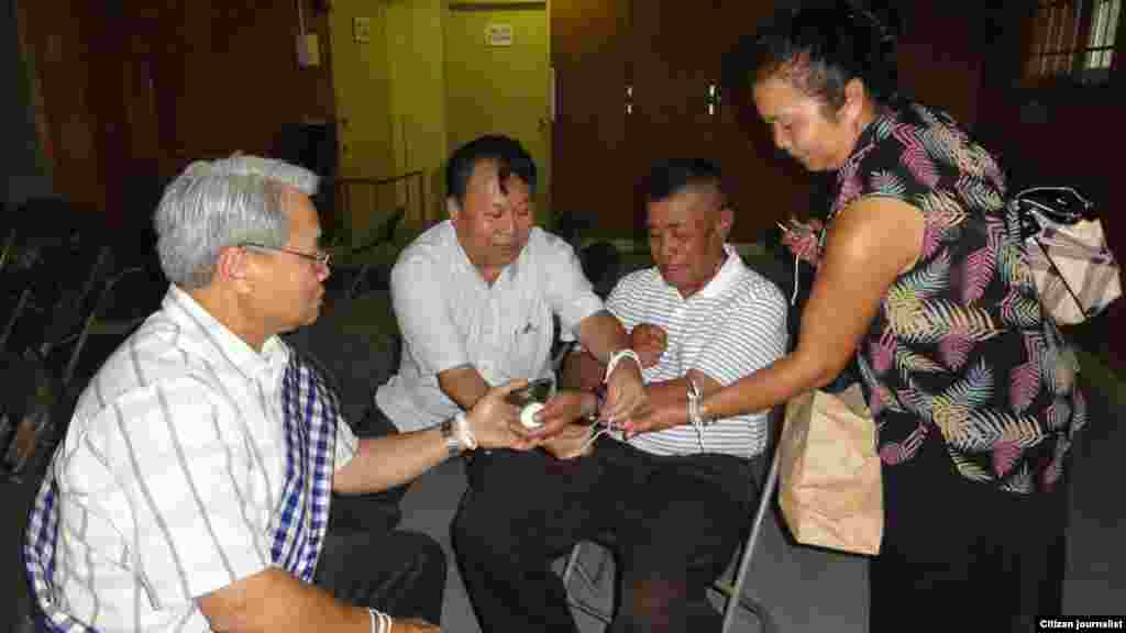 ທ່ານ ຄໍາກົງ ພົມມະຣິນ (ຊ້າຍ) ປະທານຈັດງານ