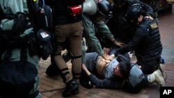 성탄절인 25일 홍콩에서 경찰군이 반정부 시위 참가자를 체포하고 있다. 