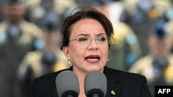 (ARCHIVOS) La presidenta de Honduras, Xiomara Castro, pronuncia un discurso durante el 93 aniversario de la Fuerza Aérea de Honduras en Tegucigalpa, el 12 de abril de 2024.