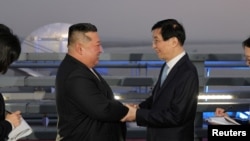 2026년 10월 24일 중국 랴오닝성 단둥을 방문한 김정은 북한 국무위원장이 왕후닝 중국 인민정치협상회의(정협) 전국위원회 의장과 악수를 하고 있다.