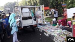 Anak-anak berkerumun di perpustakaan keliling yang dikelola Rakhmadi Gunawan di Yogyakarta. (VOA/Nurhadi)