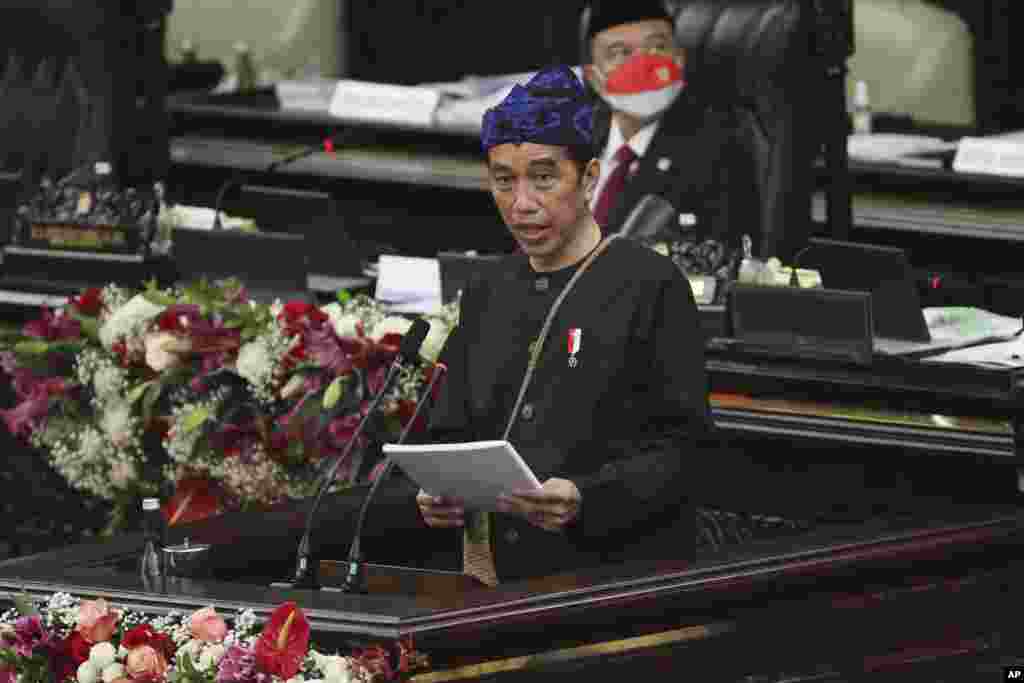 Presiden Joko Widodo, yang mengenakan pakaian adat suku Baduy, menyampaikan Pidato Kenegaraan di gedung parlemen di Jakarta,&nbsp; Senin, 16 Agustus 2021. (Foto: AP / Achmad Ibrahim)