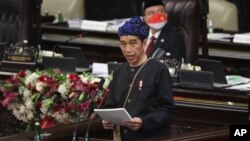 Presiden Indonesia Joko Widodo, mengenakan pakaian adat Baduy, menyampaikan Pidato Kenegaraan menjelang Hari Kemerdekaan RI di Gedung DPR/MPR RI di Jakarta, Senin, 16 Agustus 2021. (AP Photo/Achmad Ibrahim, Pool)