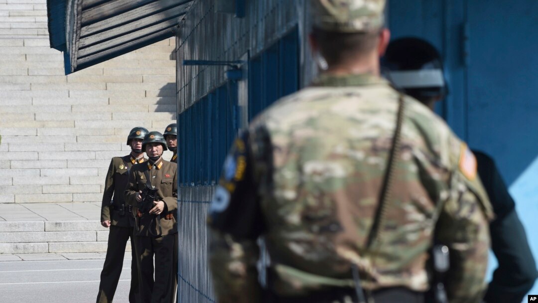 Vojnici Severne Koreje (levo) gledaju u Južnu Koreju u Demilitarizovanoj zoni