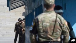 Soldados nor y surcoreanos frente a frente en la Zona Desmilitarizada, en la aldea fronteriza de Panmunjom, Corea del Sur.